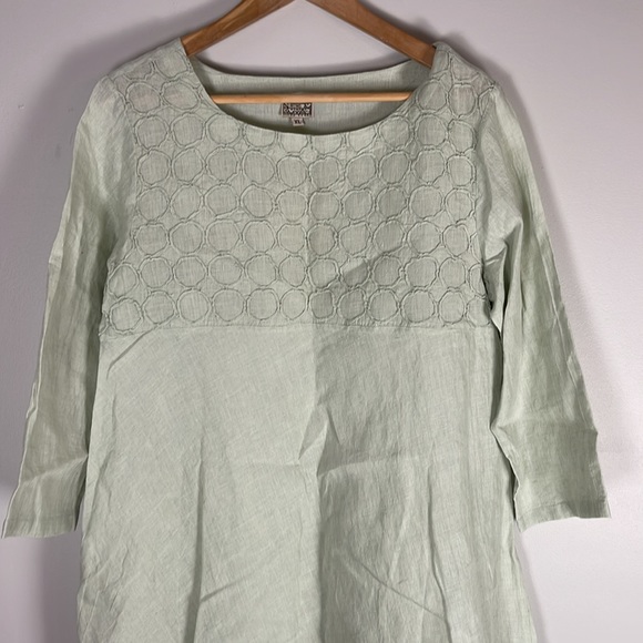 Neeru Kumar XL Green Linen Shark Bite Hem Tunic - Picture 2 of 5
